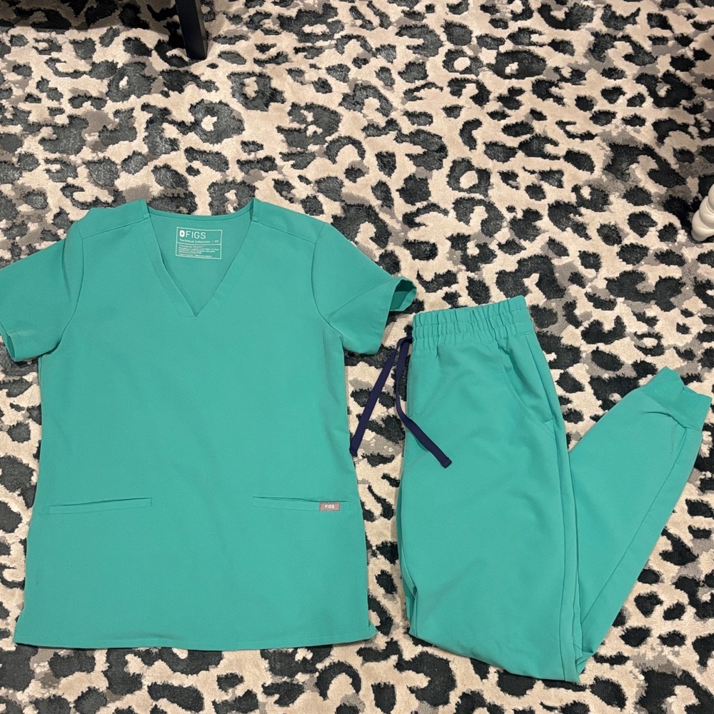 Figs Surgical Green Scrub Set